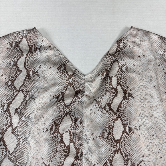 Entro Snake Print V neck Top - Picture 4 of 9